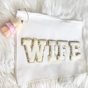 Bolsa para ESPOSA de 9" x 11", regalo para despedida de soltera, regalo para el día de la boda, bolsa para el día de la boda, bolsa para prepararse para la novia, bolsa para cosméticos, bolsa con cremallera y parche con letras