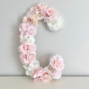 Decoração de berçário rosa claro, parede floral rosa claro, parede de flores rosa claro, letra de berçário, letra floral, letra de flor, presente personalizado
