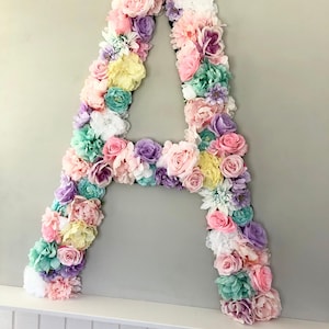 Decoração de berçário para meninas Decoração de parede com flores Decoração de parede com nome de bebê Decoração de monograma inicial de bebê Decoração sobre o berço Decoração de placa de casamento