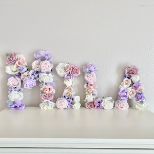 Placa de nome de letra floral Decoração de nome de letra de flor Placa de nome de parede de flor Nome de berçário de menina Berçário floral Decoração de parede de flor de quarto de menina