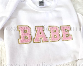 Bluza z nadrukiem BABE z nadrukiem BABE Crewneck Bluza z naszywką BABE Koszulka dla najlepszej przyjaciółki Koszulka Babe Prezent dla najlepszej przyjaciółki Bluza dla dziewczyny Koszulka podróżna