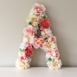 Decoración de habitación de niña, letras florales, decoración floral con nombre de bebé, letras de flores para revelar el nombre, pared de flores para revelar el género, letrero con nombre de niña para guardería