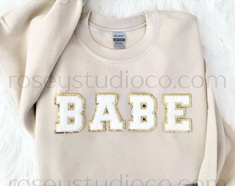 Bluza z nadrukiem BABE z nadrukiem BABE Crewneck Bluza z naszywką BABE Koszulka dla najlepszej przyjaciółki Koszulka Babe Prezent dla najlepszej przyjaciółki Bluza dla dziewczyny Koszulka podróżna