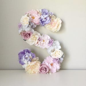 Placa de nome personalizada com letras florais Placa de nome floral Letra floral Monograma floral Iniciais florais Placa de nome de bebê Placa de chá de bebê