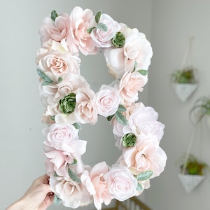 Placa de nome de letra floral Decoração de nome de letra de flor Placa de nome de parede de flor Nome de berçário de menina Berçário floral Decoração de parede de flor de quarto de menina