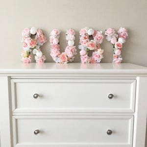 Decoración de habitación de niña, letras florales, decoración floral con nombre de bebé, letras de flores para revelar el nombre, pared de flores para revelar el género, letrero con nombre de niña para guardería