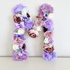 Letras florales Letras florales Decoración de guardería Letras florales moradas Decoración de fiesta de cumpleaños morada Letras florales para boda Iniciales de flores para boda