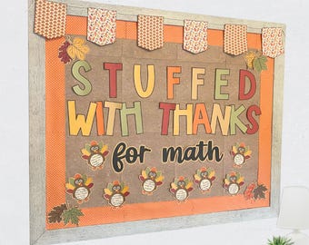 Könnte beinhalten: Eine gerahmte Pinnwand mit den Worten "STUFFED WITH THANKS for math" in bunten Buchstaben. Die Tafel ist mit Truthahn- und Blattausschnitten sowie dekorativen Bannern verziert. Der Rahmen ist hellgrau.