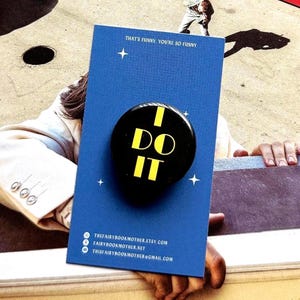 Djo Inspired I DO IT ボタンバッジピン