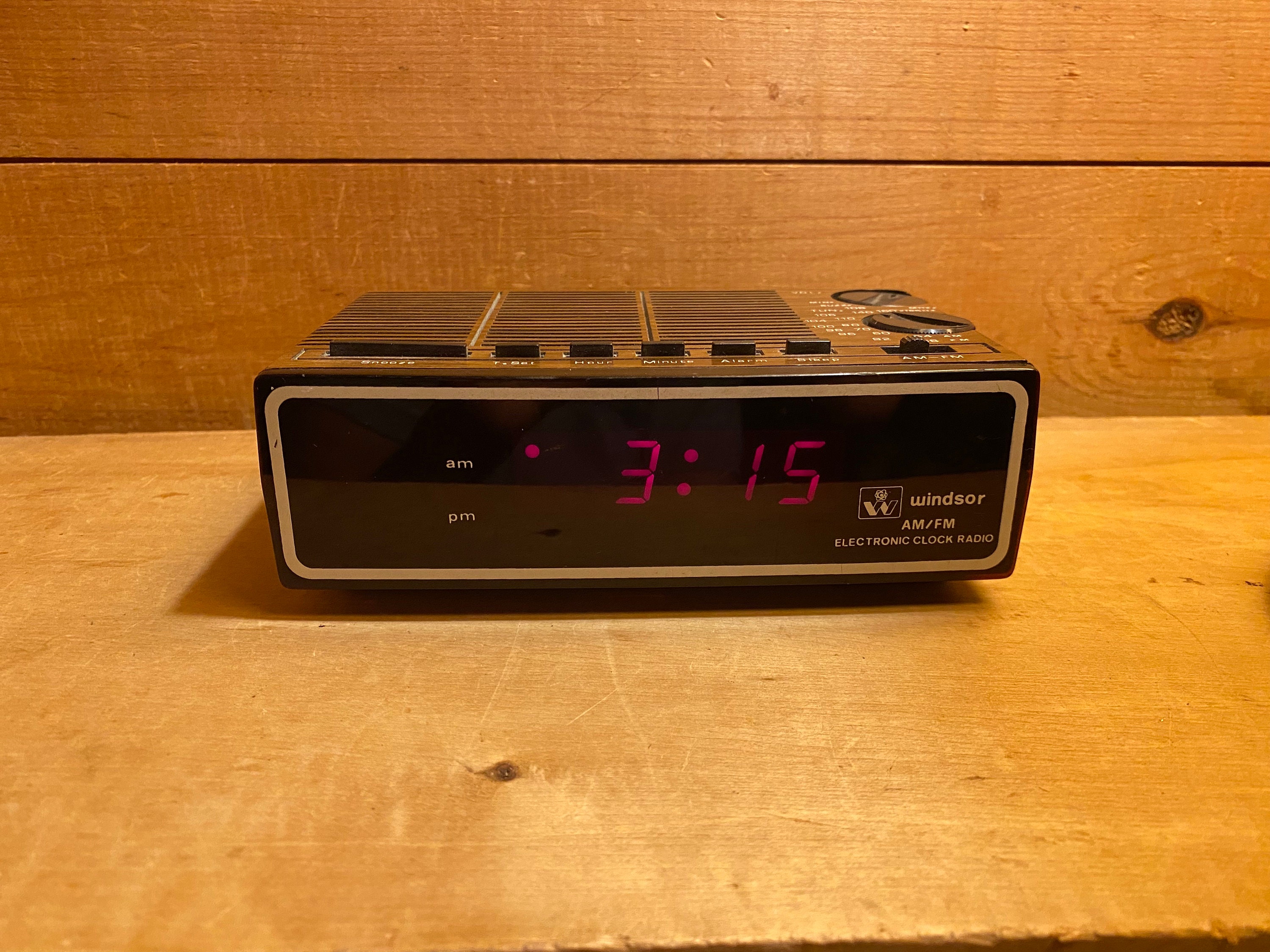 Small Windsor 1980s Wood Grain AM/FM Clock Radio - Etsy