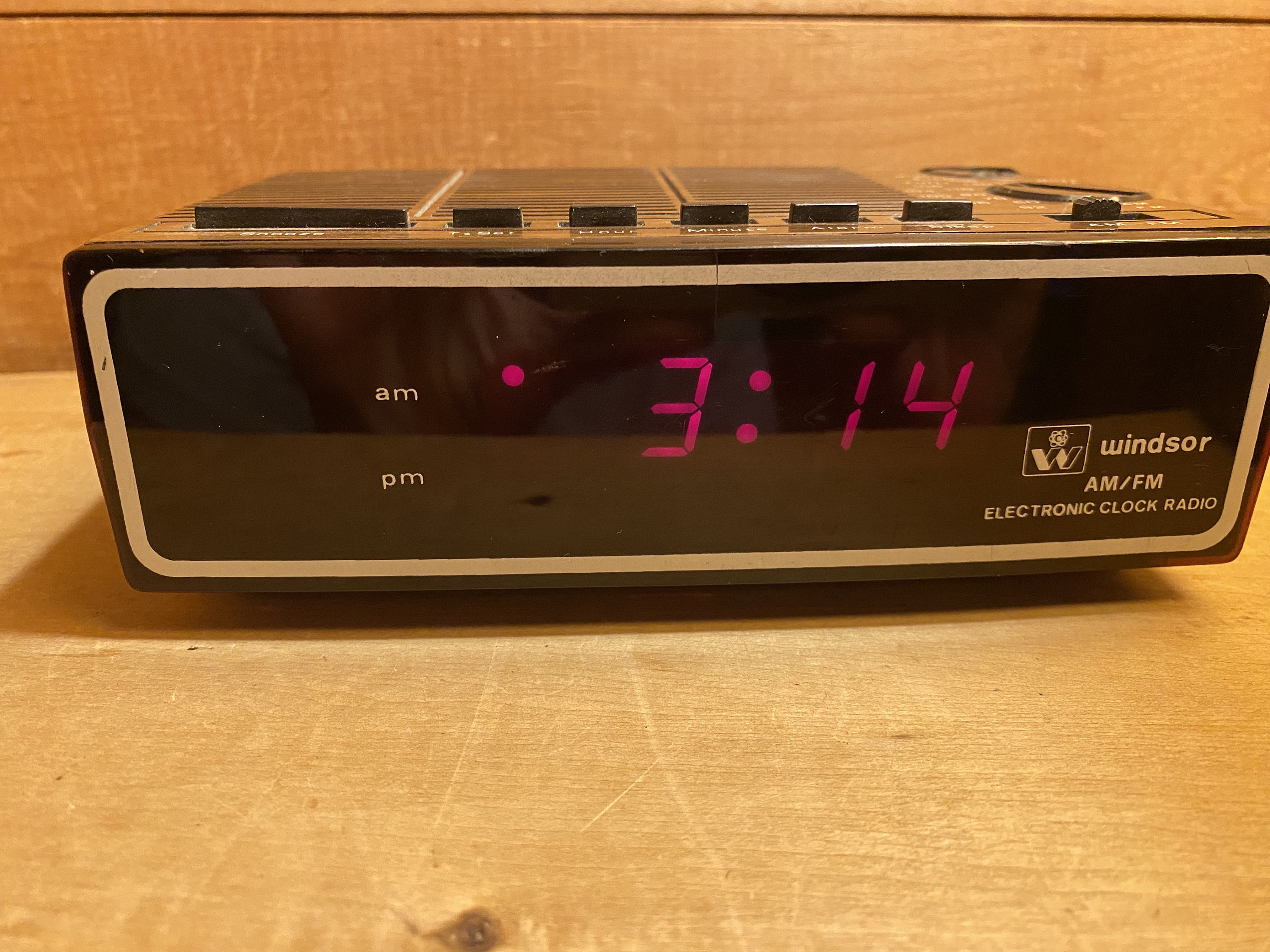 Small Windsor 1980s Wood Grain AM/FM Clock Radio - Etsy