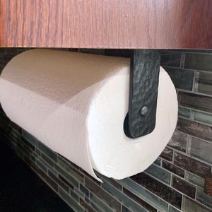 Suporte para toalhas de papel forjado à mão sob o armário