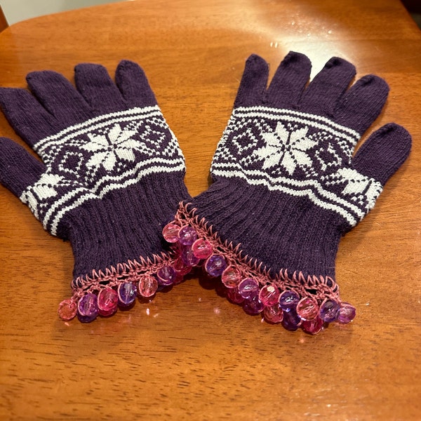 Gloves with crochet beaded cuff