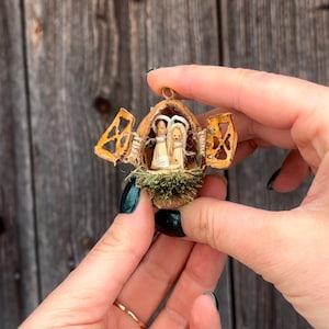 Miniaturowa stajenka bożonarodzeniowa w skorupie orzecha włoskiego z drzwiczkami | Zestaw figurek bożonarodzeniowych: Dzieciątko Jezus, Matka Dobra, Św. Józef w Betlejem