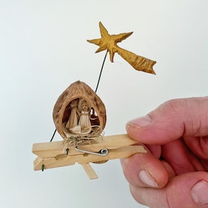 Miniature Nativity Stable in Walnut Shell with Movable Star | Handmade Christmas Decoration | Unique Nativity Set Gift