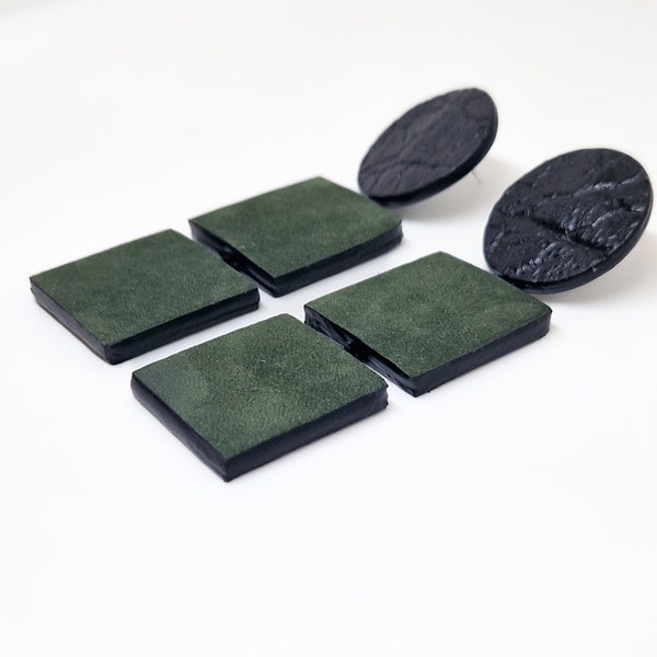 Pieces...Boucles d'oreilles en cuir noir croco et nubuck vert kaki, pendantes.