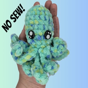 Può includere: Un polpo all'uncinetto color turchese, verde e giallo con occhi neri. Il polpo è tenuto in una mano con il testo "NO SEW!" sullo sfondo.