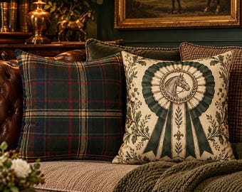 Fodera per cuscino decorativo vintage a tema equestre, con rosette di cavalli o motivo scozzese, in finta pelle scamosciata, ideale per arredare una casa di campagna inglese.