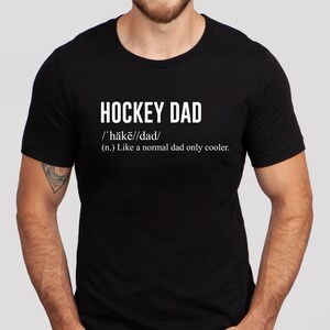 K&ouml;nnte beinhalten: Schwarzes T-Shirt mit wei&szlig;em Text, der "HOCKEY DAD /'h&auml;kē//dad/ (n.) Like a normal dad only cooler." lautet.
