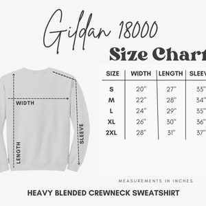 K&ouml;nnte beinhalten: Gildan 18000 Gr&ouml;&szlig;entabelle f&uuml;r ein schweres, gemischtes Crewneck-Sweatshirt. Die Tabelle zeigt die Ma&szlig;e in Zoll f&uuml;r Breite, L&auml;nge und &Auml;rmell&auml;nge f&uuml;r die Gr&ouml;&szlig;en S, M, L, XL und 2XL.