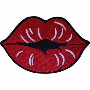 Könnte beinhalten: Rote gestickte Lippen mit weißen Nähten, ein beliebtes Design für Patches, Bügelbilder und Verzierungen.