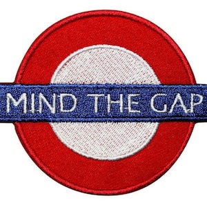 Puede incluir: Parche bordado con el logotipo del metro de Londres. El diseño incluye un círculo rojo con un centro blanco y una pancarta azul. El texto "MIND THE GAP" está bordado en blanco en la pancarta azul.