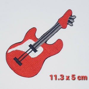 Op de afbeelding: Rode elektrische gitaar patch met witte accenten en zwarte snaren. De patch meet 11,3 cm bij 5 cm.