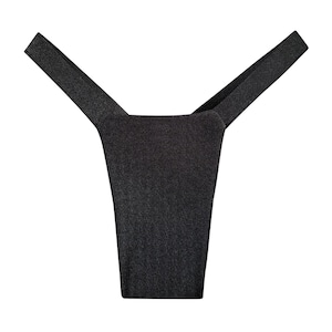 Könnte beinhalten: Schwarzer String-Tanga mit strukturierter Oberfläche. Das Kleidungsstück hat einen hoch geschnittenen Beinausschnitt und ein einzigartiges Trägerdesign, das über die Schultern verläuft. Der Stoff hat ein mattes Aussehen.