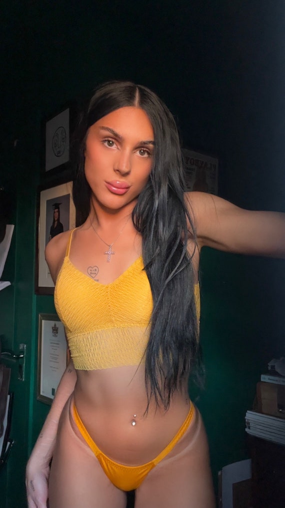 Oyoqlari boglangan pornodagi qiz