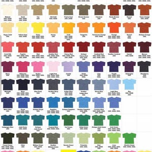Puede incluir: Una carta de colores completa que muestra numerosos iconos de camisetas en un dise&ntilde;o de cuadr&iacute;cula. Cada icono est&aacute; etiquetado con su nombre de color espec&iacute;fico y los n&uacute;meros de modelo correspondientes, incluyendo una secci&oacute;n para colores ne&oacute;n.