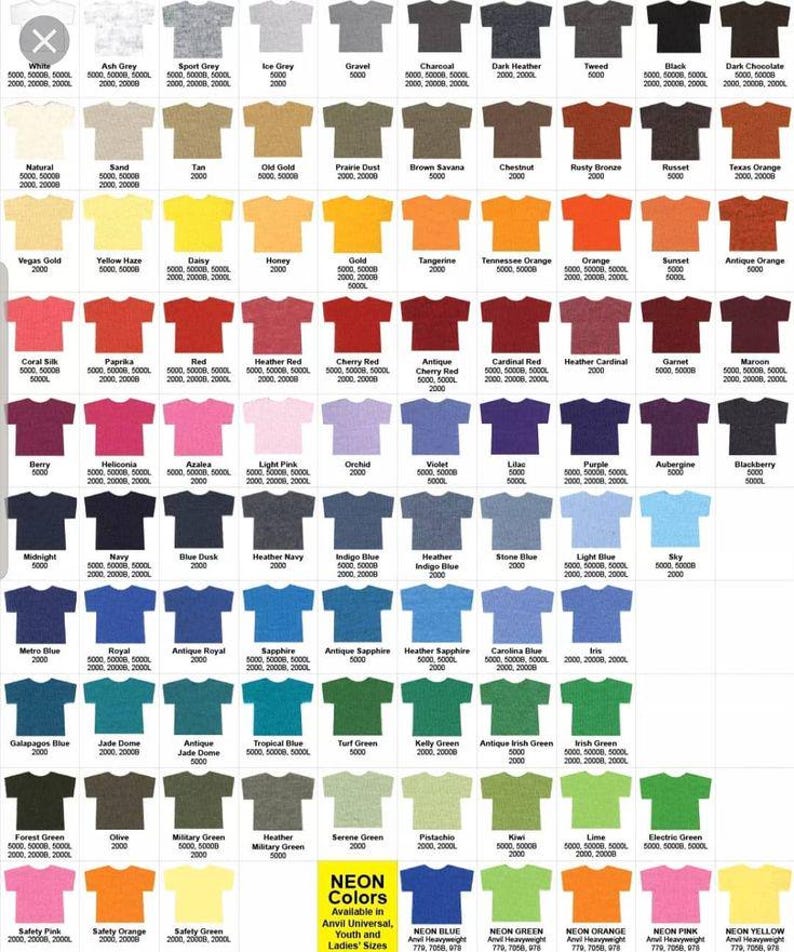 Puede incluir: Una carta de colores completa que muestra numerosos iconos de camisetas en un dise&ntilde;o de cuadr&iacute;cula. Cada icono est&aacute; etiquetado con su nombre de color espec&iacute;fico y los n&uacute;meros de modelo correspondientes, incluyendo una secci&oacute;n para colores ne&oacute;n.