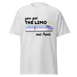 Może przedstawiać: Jasnoszara koszulka z napisem "you get THE LIMO out front" nad i pod grafiką białego i fioletowego pociągu. Pociąg ma niebieskie okna i jest umieszczony na jasnoszarym tle.