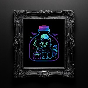 以下が含まれることがあります： ポーションボトルの中にアライグマが描かれた、額入りのピクセルアートプリント。アライグマは杖を持っており、近くには大釜があります。このアートワークは、青、紫、ピンクの鮮やかなカラーパレットを使用しており、コウモリと星が描かれています。