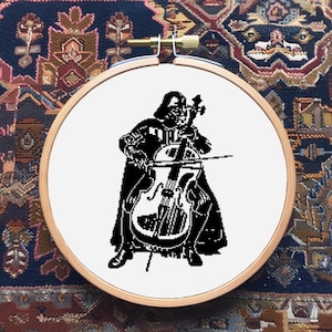 Op de afbeelding: Een borduurring met een zwart-wit ontwerp van Darth Vader die cello speelt.