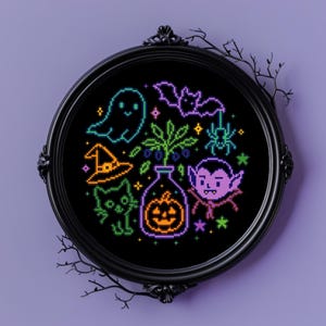 Puede incluir: Un diseño de punto de cruz enmarcado con temática de Halloween. El marco negro rodea un fondo negro con pixel art de color neón de un fantasma, un murciélago, una araña, un sombrero de bruja, un gato, un vampiro y una calabaza en un jarrón. El marco está sobre un fondo morado.