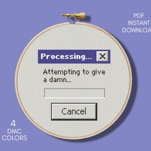 Könnte beinhalten: Ein Kreuzstich-Stickrahmen mit einem pixeligen Computerbildschirm, der eine Nachricht mit dem Text "Verarbeitung... Versuch, sich zu kümmern..." und einem Abbrechen-Button anzeigt. Der Bildschirm ist lila und der Text ist weiß. Der Rahmen ist weiß mit einem braunen Holzrahmen.