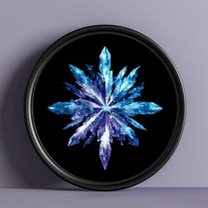 Puede incluir: Una impresión redonda enmarcada en negro que presenta un diseño cristalino estilizado. La obra de arte muestra una formación simétrica en forma de estrella con tonos de azul y blanco sobre un fondo negro. Los cristales parecen irradiar desde un punto central.