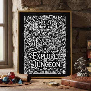 Pode incluir: Obra de arte emoldurada em preto e branco com o texto "DEFEAT THE MONSTERS", "EXPLORE THE DUNGEON" e "LOOT THE TREASURE". A obra apresenta um dragão e um dado D20. Uma pequena estátua de dragão e dados são visíveis.