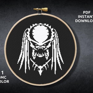 Puede incluir: Un patrón de punto de cruz en blanco y negro del Predator, un cazador alienígena ficticio. El patrón está en un aro de bordado de madera. El texto "PDF INSTANT DOWNLOAD" está en la esquina superior derecha de la imagen. El texto "1 DMC COLOR" está en la esquina inferior izquierda de la imagen.