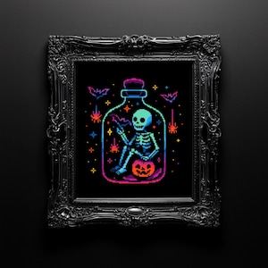 Puede incluir: Impresión enmarcada de arte pixelado que presenta un esqueleto dentro de una botella, con murciélagos y arañas. El esqueleto está sentado en una calabaza, con un diseño de gradiente colorido. El marco es negro y ornamentado, sobre un fondo negro.