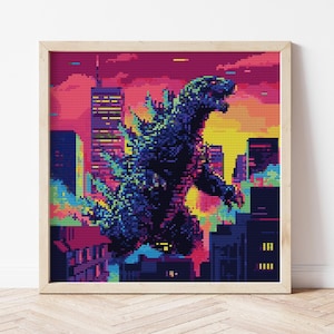 Puede incluir: Una obra de arte en punto de cruz enmarcada que representa a Godzilla en un estilo pixelado, dominando un horizonte urbano. La obra presenta una vibrante paleta de colores de azules, rosas, amarillos y naranjas, creando una estética retro.