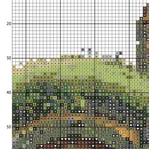 K&ouml;nnte beinhalten: Kreuzstich-Musterkarte mit einem gr&uuml;nen, braunen und gelben Farbschema. Die Karte enth&auml;lt Symbole und Buchstaben, um verschiedene Farben und Stiche darzustellen. Das Muster ist f&uuml;r eine Landschaftsszene mit einem Gebirge im Hintergrund.