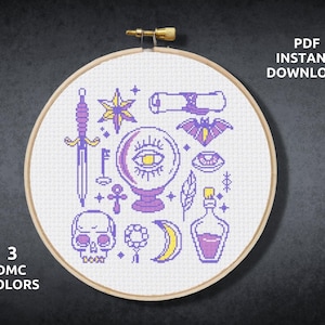 Puede incluir: Un patrón de punto de cruz con una variedad de símbolos mágicos y místicos, incluyendo una bola de cristal, una calavera, una daga, una llave, una pluma, una botella de poción, una luna creciente, un murciélago y un rollo. El patrón está diseñado para ser utilizado con 3 colores DMC.
