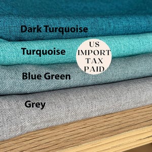 Könnte beinhalten: Stapel von vier Stoffmustern in den Farben Dunkeltürkis, Türkis, Blaugrün und Grau. Der Stoff hat eine strukturierte Oberfläche, möglicherweise Leinen. Die Farben sind beschriftet mit: "Dark Turquoise", "Turquoise", "Blue Green" und "Grey".