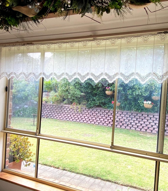 長さ24インチ（60 cm）と長さ18インチ（45 cm）の刺繍入りカフェ