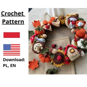 Peut inclure: Une couronne au crochet circulaire ornée d'éléments amigurumi sur le thème de l'automne, dont un renard, un hérisson, une petite maison, des citrouilles, des tournesols, des feuilles et des coccinelles. Le texte Crochet Pattern est présent.