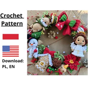 Puede incluir: Un patrón de ganchillo con una corona navideña decorada con figuras hechas a mano que incluyen un muñeco de nieve, un ángel, una casa de jengibre, un reno y una flor de pascua. El texto dice Crochet Pattern, Download: PL, EN.