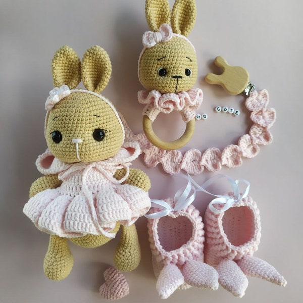 Coffret cadeau bébé, coffret cadeau bébé, lapin au crochet, cadeau pour nouveau-né, ensemble hochet et attache-tétine, ensemble nouveau-né, coffret cadeau bébé, lapin, hochet