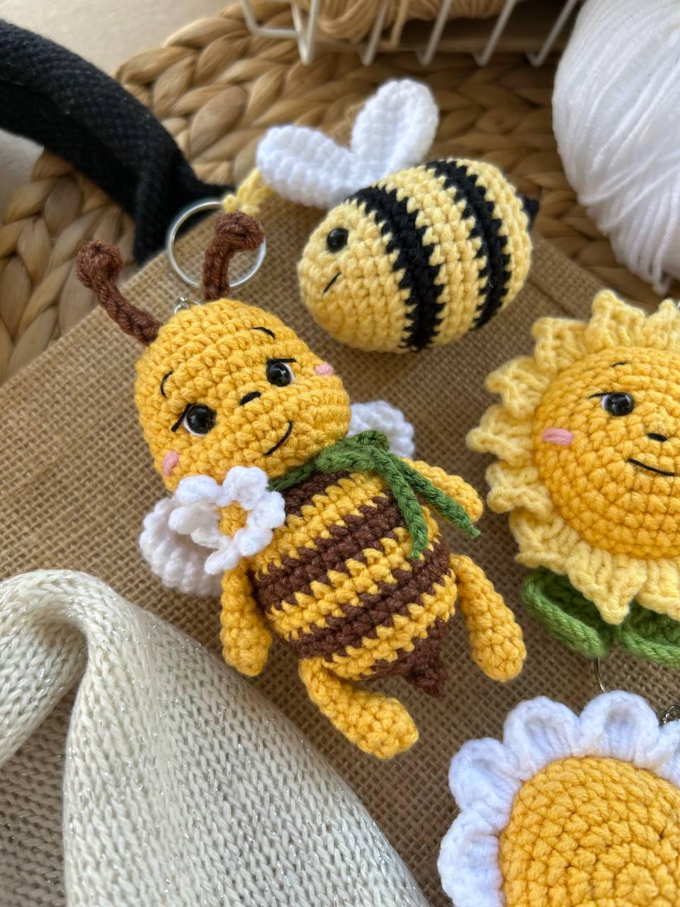 かぎ針編みのビーキーホルダーパターン：あみぐるみフラワーチャーム