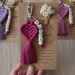 Makramee HERZ Name Schlüsselbund, benutzerdefinierte Name Schlüsselbund, Herz Schlüsselbund, Brautjungfer Geschenk, Hochzeitsgeschenk, Brautdusche Geschenk, Geschenk für sie